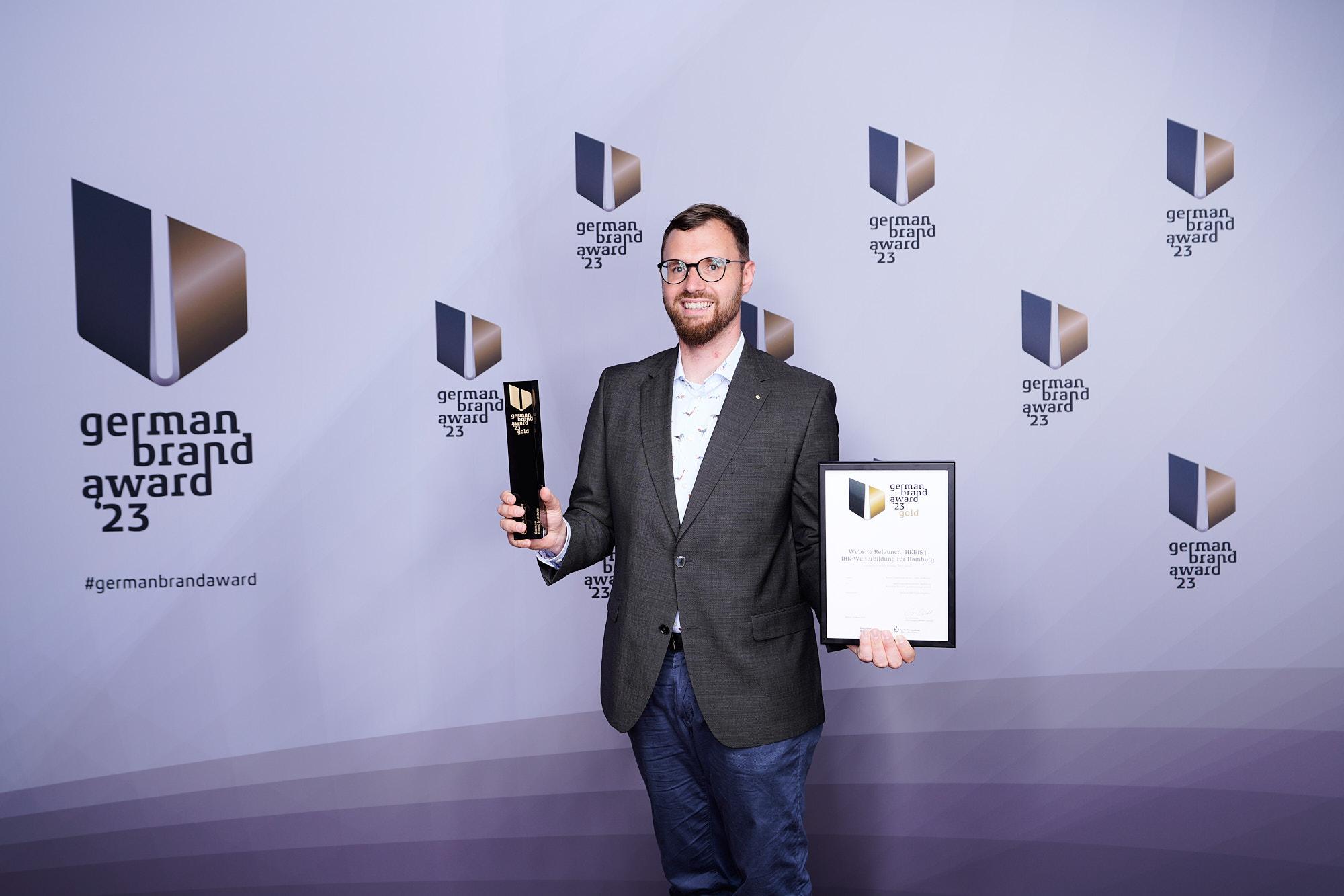 Adrian Hönig von der nova GmbH bei der Preisverleihung des German Brand Awards 2023 für den Website-Relaunch hkbis.de